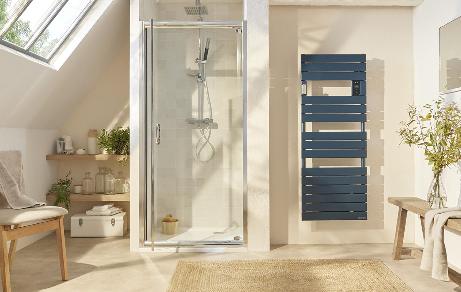 Salle de bain aménagée sous combles avec sèche-serviettes