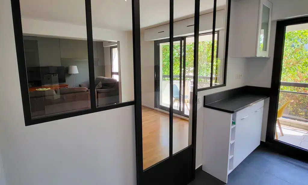 Verrière atelier et baies vitrées dans un appartement parisien rénové, traitement acoustique et thermique