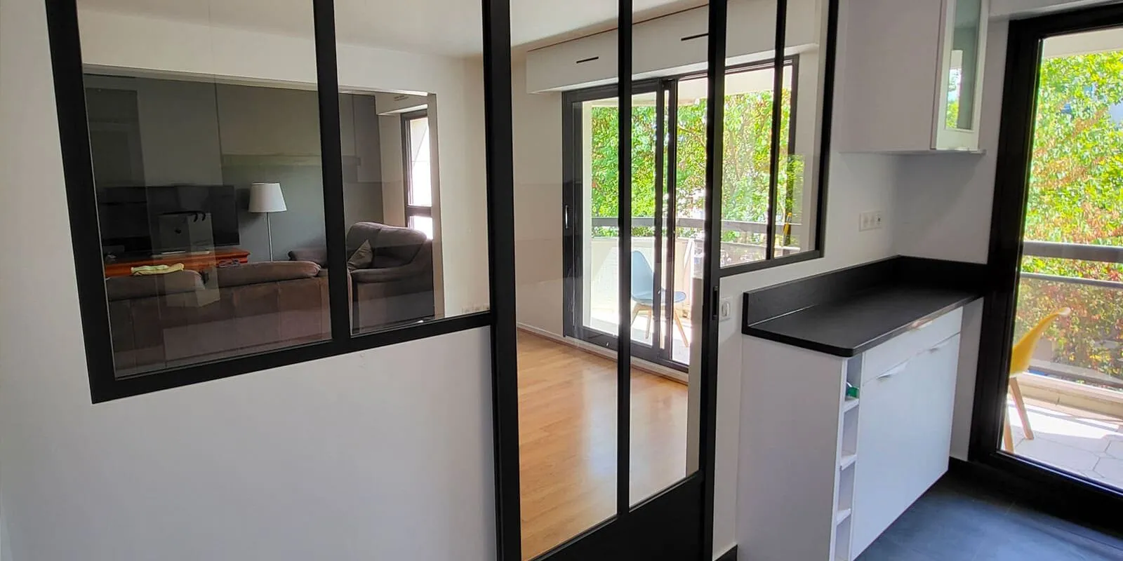 Verrière atelier et baies vitrées dans un appartement parisien rénové, traitement acoustique et thermique