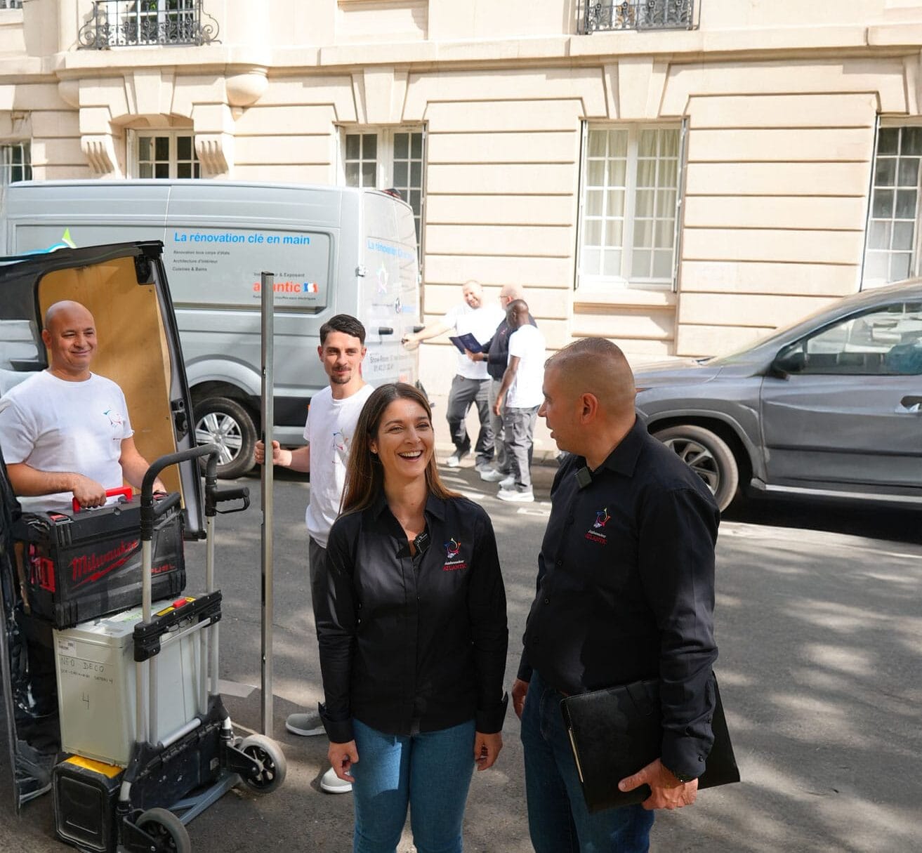 L'équipe NEO DECO devant le showroom Brancion à Paris 15e