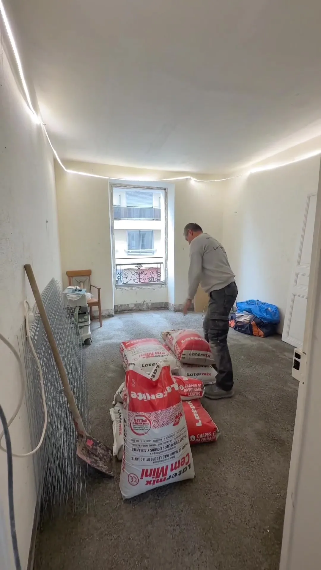 Chantier de rénovation d'appartement à Paris avec matériaux de construction