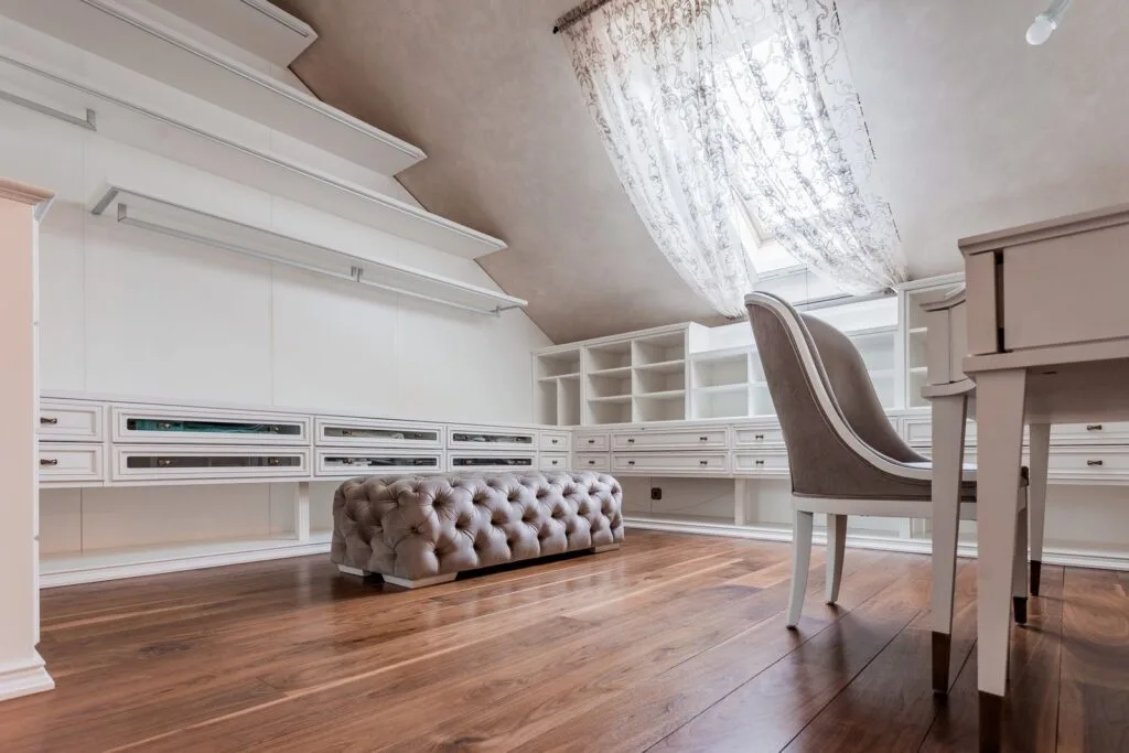 Chambre aménagée sous rampants après rénovation d un dernier étage