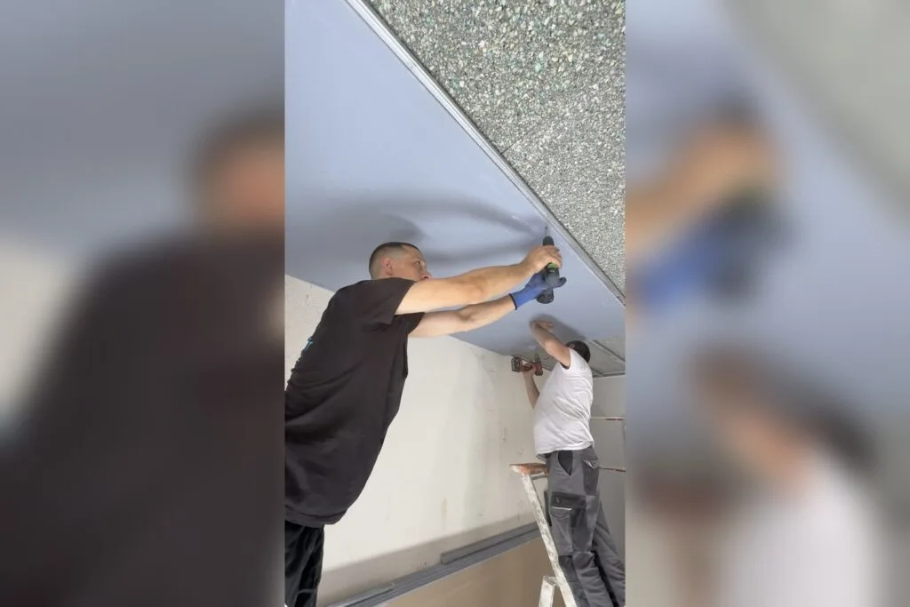 Compagnons NEO DECO posant un plafond en plaques de plâtre lors d une rénovation parisienne