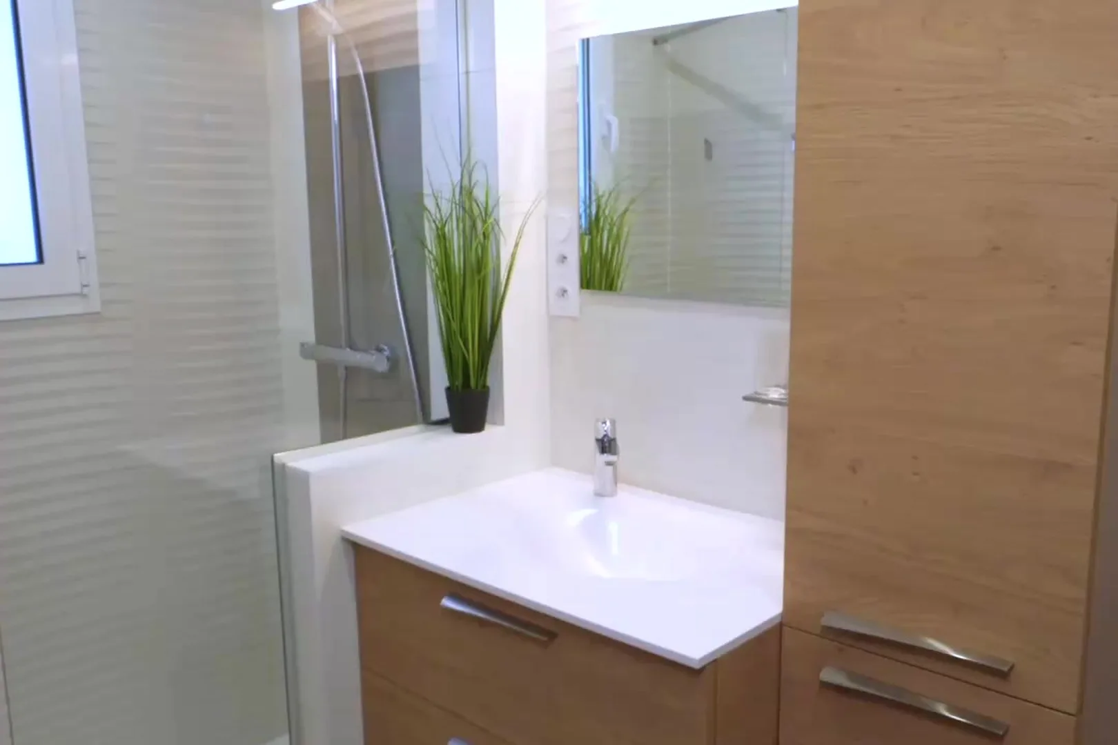 Salle de bain rénovée avec douche à l'italienne et meuble vasque en bois