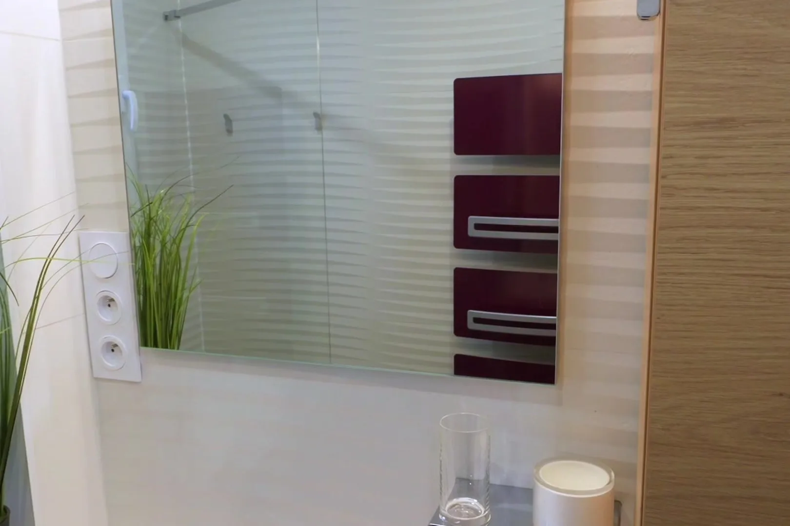 Vasque, miroir et sèche-serviettes dans une salle d'eau attenante rénovée