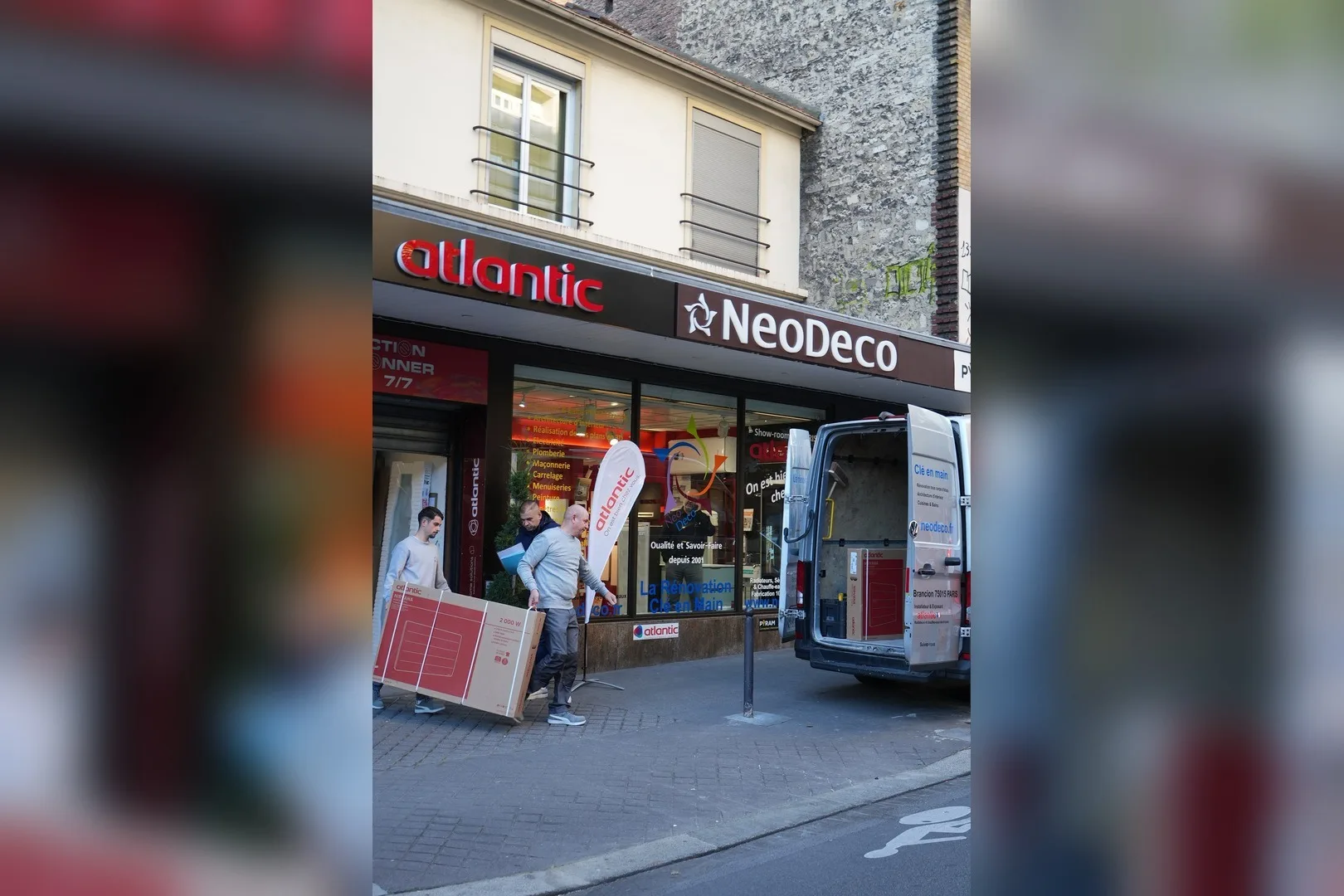 Équipe NEO DECO devant le showroom du 57 rue Brancion à Paris 15e