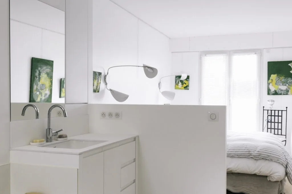 Salle d eau attenante ouverte sur la chambre dans une suite parentale parisienne rénovée