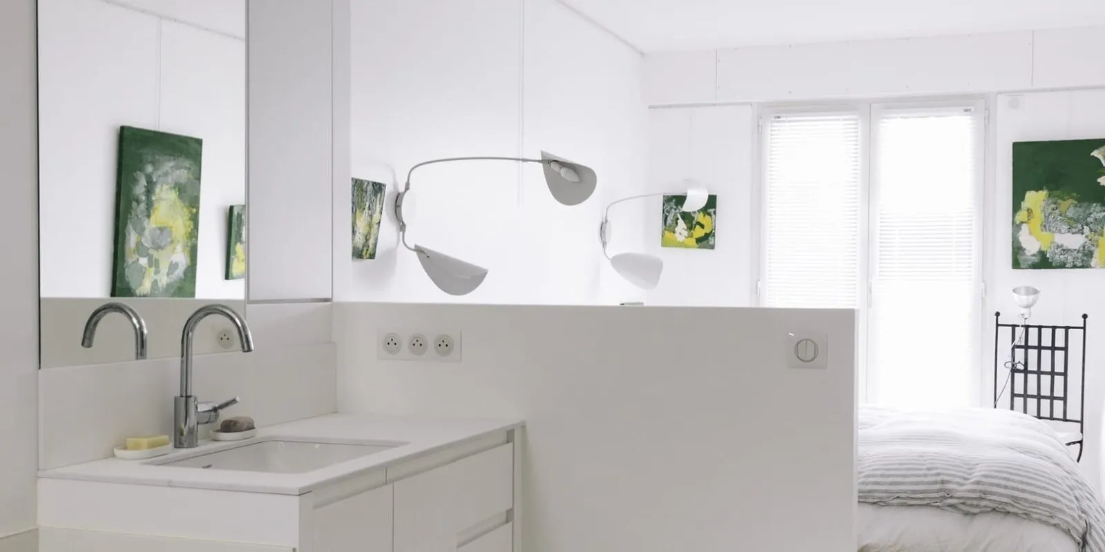 Salle d eau attenante ouverte sur la chambre dans une suite parentale parisienne rénovée